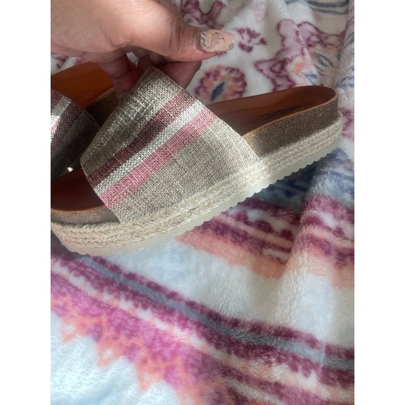 Sandals - Picture 2 of 7